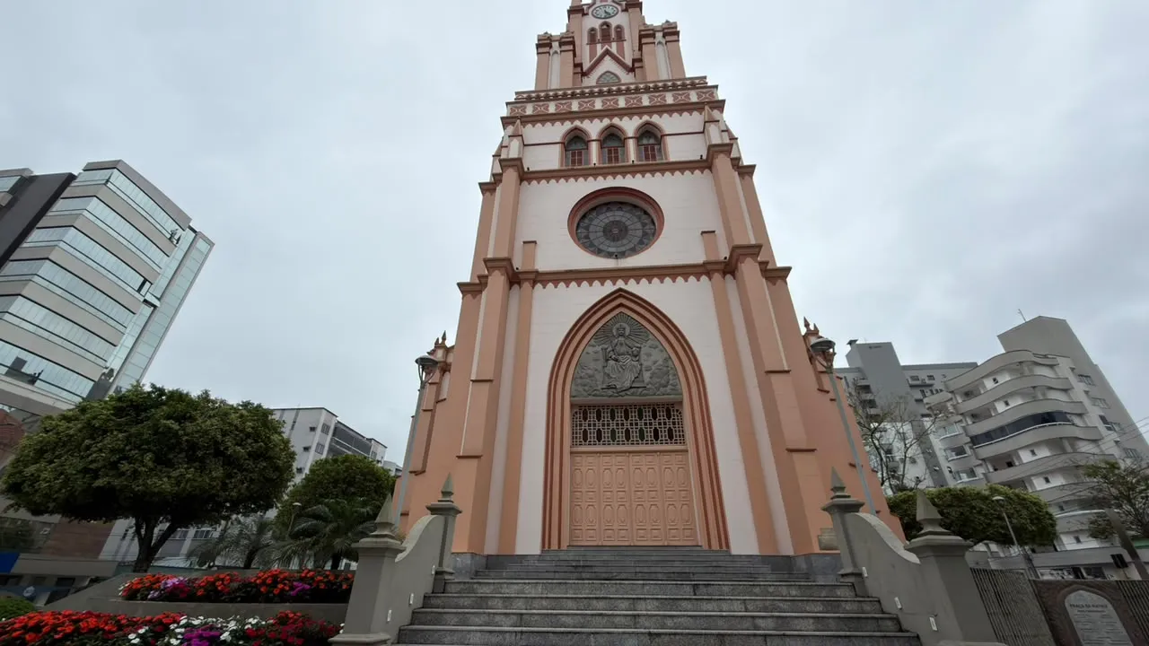 Igreja Matriz de Orleans é uma das paradas do City Tour