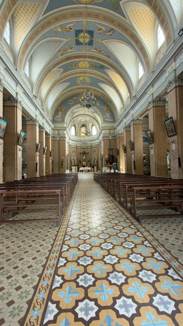 corredor interno da igreja.