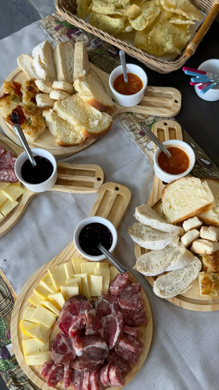 Imagem de pão , geléia e queijo. 