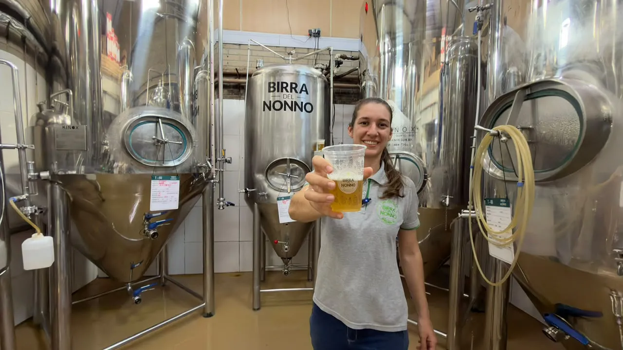 Mulher seguranda copo de cerveja