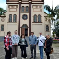 Grupo de pessoas em frenta à igreja matriz. 