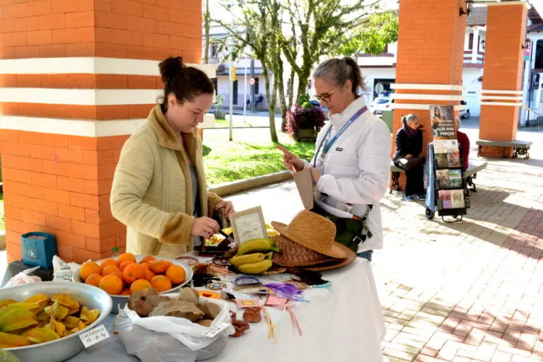 Feira de produtos artesanais.