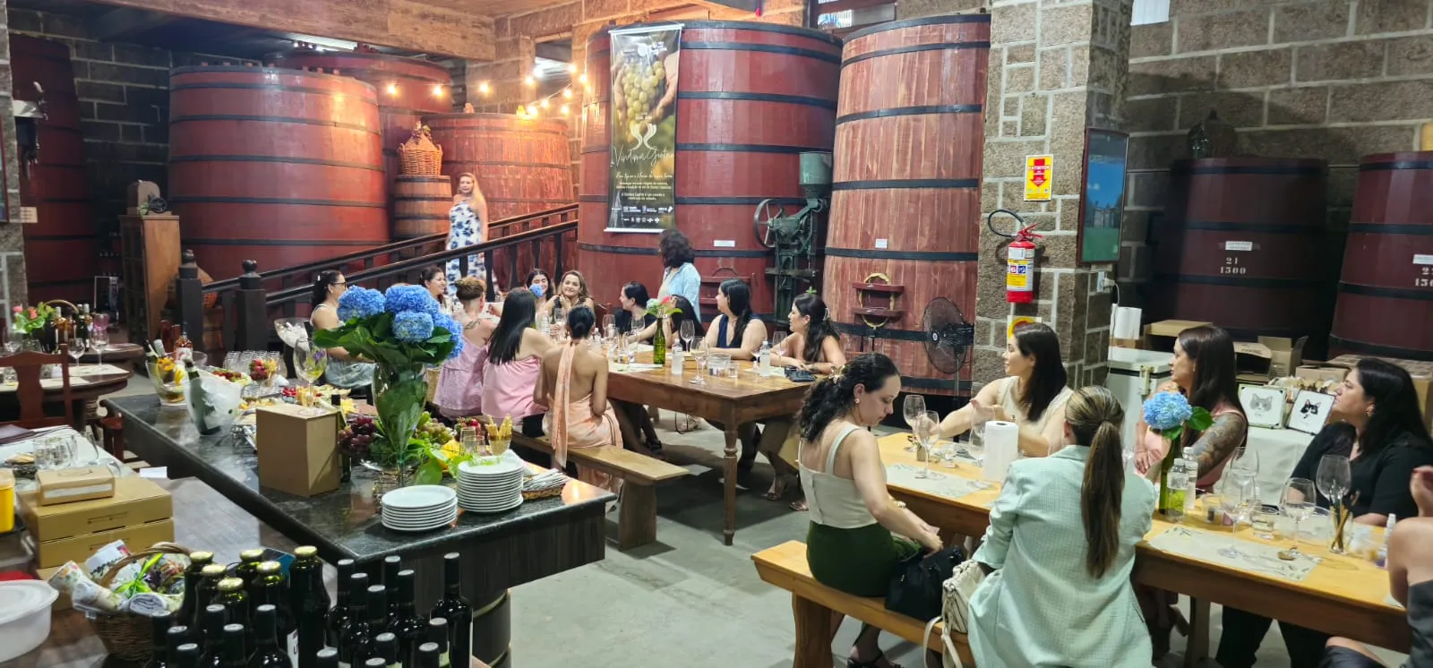 Mulheres reunidas em torno da mesa. 