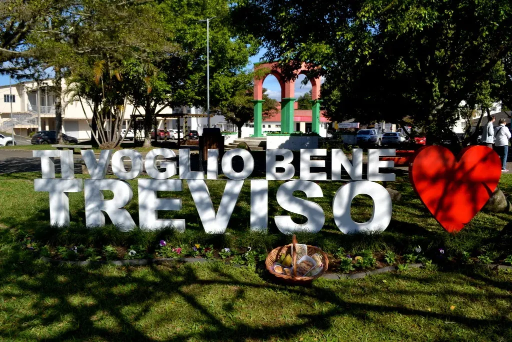 Letreiro na praça central do município. 