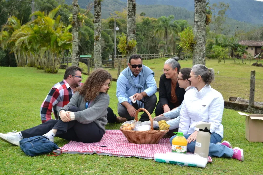 Equipe fazendo um piquinique