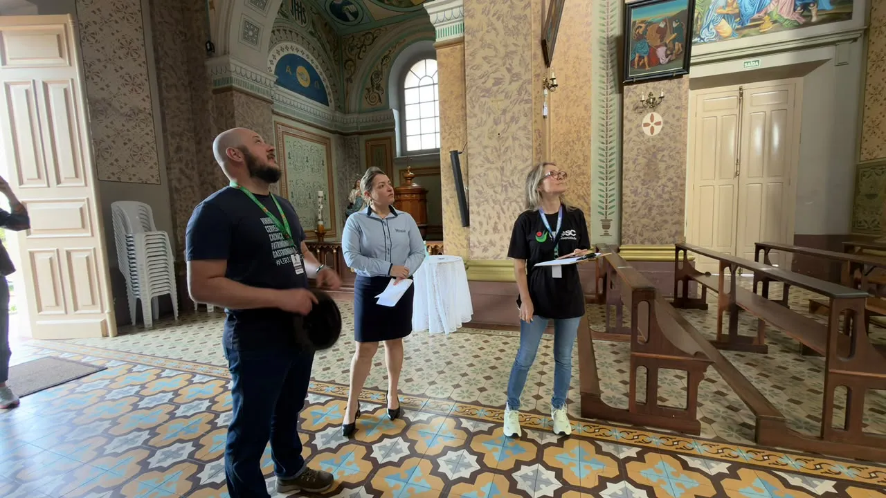 Turismóloga e equipe na igreja.