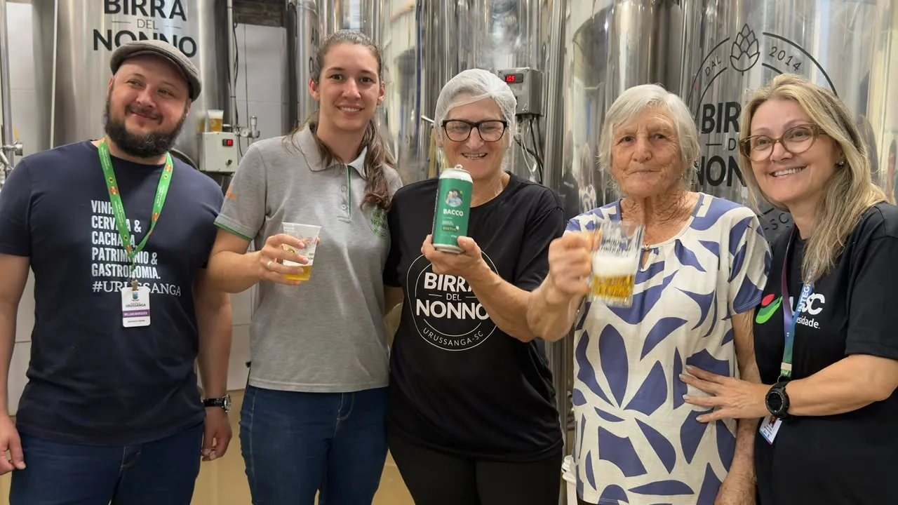 Pessoas brindando na cervejaria.